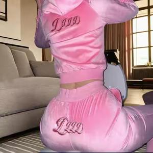 <span class=keywords><strong>Conjunto</strong></span> Deportivo Personalizado de Dos Piezas de Terciopelo para Mujer con Sudadera Corta con Cremallera y Capucha y Pantalones Jogger con Logotipo Bordado - Product Image 1