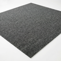 Dalles de moquette commerciales à boucles rayées de style moderne, en polypropylène écologique, avec support en PVC, amorties, antidérapantes et résistantes aux taches
