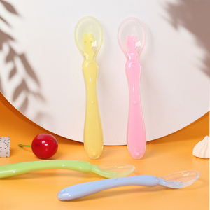 도매 하이 퀄리티 아기 실리콘 안전 유연한 숟가락 먹이 흡입 뜨거운 판매 아기 곡선 숟가락 - Product Image 1