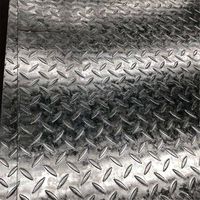 Tôle d'acier galvanisée à chaud (HDG) à motif chevron, antirouille et antidérapante, pour les applications en usines d'épuration, les sols de entrepôts et les rampes.