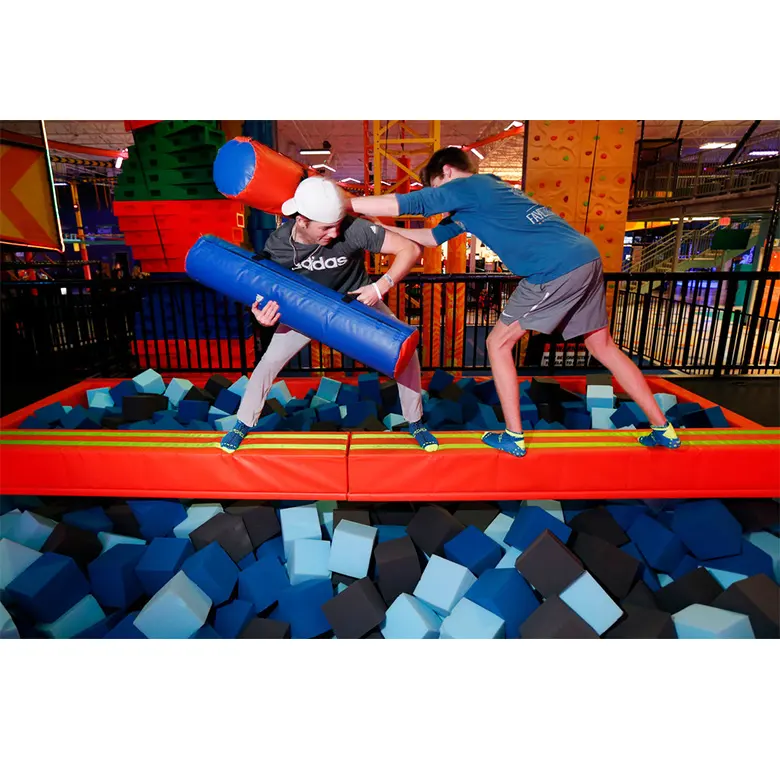 Batalla de cubierta suave de la fosa de espuma Gladiate zona puente en parque de trampolín