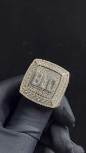 Bague de championnat élégante et personnalisable en argent sterling 925 sertie de diamants, bijoux modernes pour homme, à porter en tenue formelle ou décontractée - Product Image 2