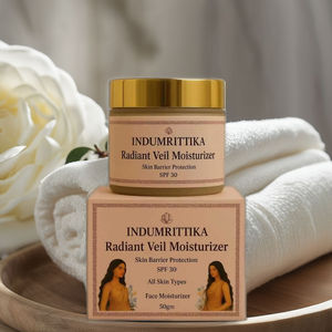 Indumrittika SPF 30 Radiant Veil Crème hydratante pour le visage avec formule hydratante légère pour la protection solaire et un éclat naturel de la peau - Product Image 4