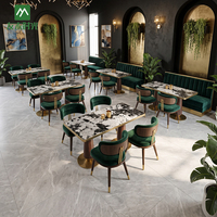 Ensemble de banquettes en velours vert luxueux et table en marbre pour café haut de gamme, restaurant et espace de restauration commercial