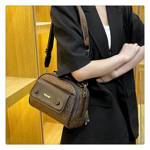Nueva tendencia de moda de la versión coreana de gran capacidad femenina del bolso de hombro de cuero suave resistente al desgaste de lujo ligero Simple - Product Image 4