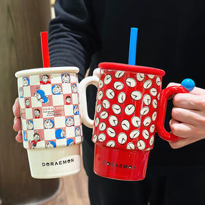 Taza de cerámica Doraemon de gran capacidad con tapa y asa, pintada a mano con colores bajo el esmalte, perfecta para regalo de pareja. - Product Image 1