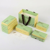 Sac de shopping en papier cartonné personnalisé, recyclable, de qualité alimentaire, avec poignée en ruban pour l'emballage de cadeaux de détail