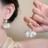 Anting-anting gantung mutiara putih bergaya Perancis elegan, romantis, dengan rumbai dan kelopak bunga akrilik manis, perhiasan untuk wanita, cocok untuk liburan pantai.
