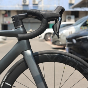 Vélo de course sur route en fibre de carbone 7,2 kg Kozo, vente en gros directe d'usine, 700c, 24 vitesses, freins à disque hydrauliques Shimano Di2 Vortex2-Shi - Product Image 5