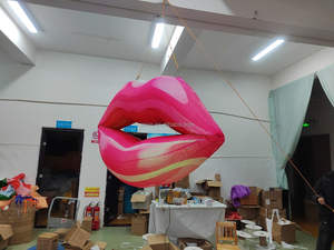 Modèle de lèvres et de bouche rouges gonflables, décoration suspendue pour la fête de la Saint-Valentin, scène - Product Image 3