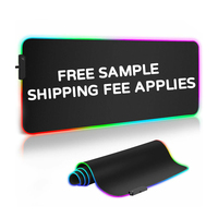 Tapis de bureau gaming RGB, motif Graffiti Anime Girl, grand tapis de souris lumineux LED, base en caoutchouc antidérapante, bords surpiqués, vente en gros