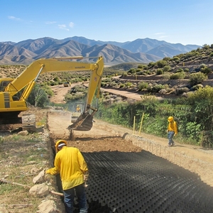 Griglia Geocellulare in HDPE a Nido d'Ape per Stabilizzazione del Terreno e Rinforzo Stradale - Product Image 1