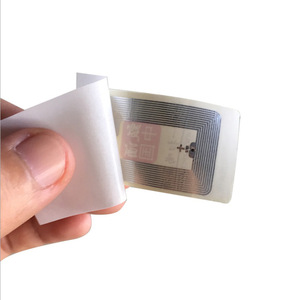 2023 productos calientes baratos personalizados de alta calidad 25mm NFC etiqueta adhesiva transparente incrustaciones húmedas PET NTAG216 etiqueta Nfc para ropa - Product Image 1