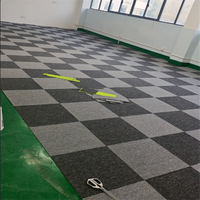 Dalles de moquette en PVC antidérapantes, résistantes à l'eau et écologiques, 50x50cm, pour bureaux et hôtels, style moderne, avec support fin en PVC