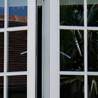 Fenêtre à battant en PVC avec verre décoratif à barres de cuivre de style géorgien, fenêtre insonorisée pour villa et maison résidentielle