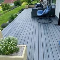 Planches de terrasse WPC modernes pour extérieur, installation par clipsage, ignifuges, écologiques, techniques lisses, antidérapantes, surface imperméable, grain de bois