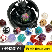 Dés polyédriques miniatures en résine D20 avec logo personnalisé, couleurs mélangées et feuille métallisée, écologiques et durables pour les jeux de table DND RPG