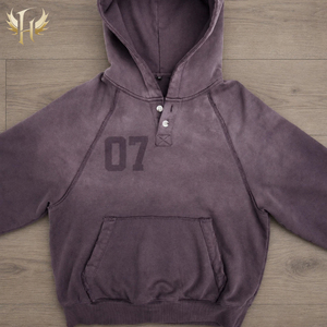 Sweat à capuche Henley personnalisé pour homme, manches raglan, patte de boutonnage, effet délavé, imprimé numéro, style streetwear oversize délavé soleil - Product Image 2