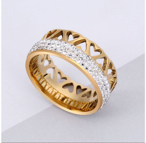 Bague en acier inoxydable plaqué or PVD avec design ajouré et strass pavés |   Cœur, Infini, Chiffres romains, Trèfle à quatre feuilles - Product Image 3