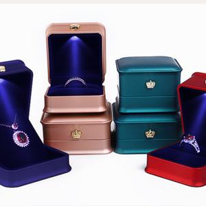 Estuche de Anillo de Compromiso de Joyería con Colgante Estampado, Cierre de Hebilla Simple Cuadrado de PU Azul Oscuro de Lujo, Empaque de Anillo de Boda Vintage - Product Image 4