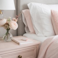 Table de chevet rose poudré à 2 tiroirs avec poignée dorée, style scandinave féminin, pieds coniques en chêne, rangement minimaliste pour chambre à coucher