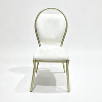 Chaise d'événement empilable en métal doré avec poignée intégrée dans le dossier et coussin blanc pour hôtels et salles de banquet