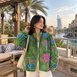 Veste élégante en velours vert brodée de fleurs Suzani, manches longues, col montant, faite à la main, style bohème, vêtement d'extérieur pour l'automne - Product Image 1
