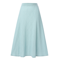 Ensemble deux pièces élégant en maille jacquard ajourée pour femme : Haut à col en V avec volants et péplum, et jupe midi évasée en maille coupe trapèze