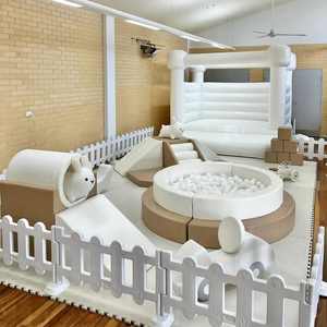 مجموعة لعب لينة باللون البيج للأطفال الصغار مع بوابة ومسبح كرات ومعدات لعب لينة بتصميم قلعة، مجموعة تأجير لمناسبات وحفلات الأطفال - Product Image 1