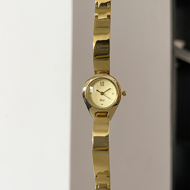 New Women's Watch Exquisite Bangle Style Retro Versatile Round Dial High Quality Quartz Watch