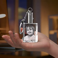 Vente en gros gravure laser personnalisée impression 3d LED lumineuse K9 cristal photo de famille cadeaux souvenirs verre porte-clés avec lumière LED