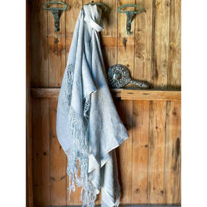 Par de Toallas de Algodón de Flandes en Azul Claro y Glicinia con Flecos de Colores - Product Image 4