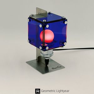 Lampe de bureau moderne en acrylique bleu électrique avec design géométrique et support en métal pour la décoration de la chambre et du bureau à domicile - Product Image 1