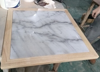 Table basse ronde en marbre blanc avec structure en bois massif et pieds en métal