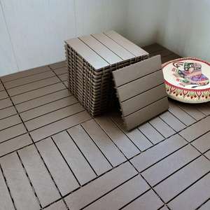 Dalles de sol en plastique emboîtables en nid d'abeille, couleur café, texture peau, 30*30cm, pour cour - Product Image 1