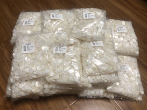 Tùy Chỉnh Bất Ngọc Trai Nút 2 Lỗ Màu Trắng Và Màu Đen Màu Xanh Vỏ Sông Nút 28L Ngọc Trai Nước Ngọt Nút Cho Quần Áo - Product Image 2