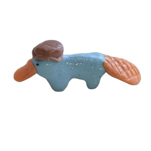 Accessoire de jardin de fée ornithorynque en céramique miniature de créatures minuscules - Product Image 1