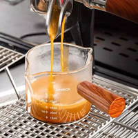 Pot à lait en verre borosilicate à double bec soufflé à la main avec manche en bois essentiel pour la préparation du café