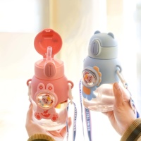 Bouteille d'eau pour enfants de 600 ml avec impression mignonne, sans BPA, écologique, en plastique, avec paille, passe au lave-vaisselle, pour la rentrée scolaire