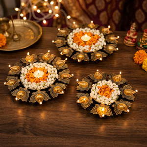 Lámpara de aceite de hierro con flor de loto dorada y pétalos blancos, tipo Urli, para ceremonias religiosas de Puja. - Product Image 3