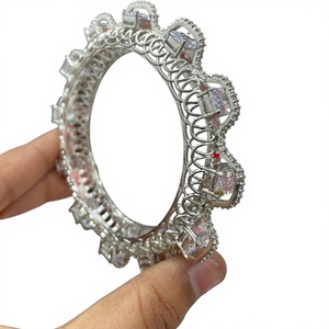Bracelet manchette plaqué argent tendance avec cristaux taille princesse sertis clos, bijoux vintage pour femme pour soirée - Product Image 2