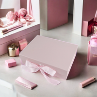 Boîte cadeau d'anniversaire personnalisée de luxe en papier rose biodégradable, avec finition mate, fermeture magnétique rigide, gaufrage et ruban.