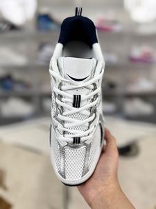 Vente directe d'usine de nouvelles chaussures de sport respirantes et légères. Chaussures de course blanches simples pour hommes et femmes. - Product Image 3
