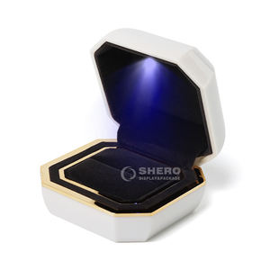 Boîte à bijoux carrée haut de gamme en peinture cuite avec éclairage LED pour pendentif et collier, design créatif, emballages disponibles - Product Image 6