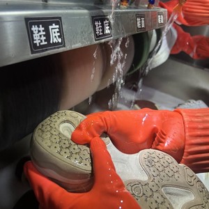 Ligne de production combinée semi-automatique motorisée en acier inoxydable 304 pour le lavage et le séchage des chaussures, idéale pour les magasins de chaussures - Product Image 3