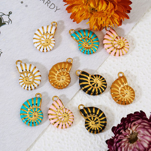 Pendentif Coquillage en Acier Inoxydable Forme Conque, Apprêts Bijoux DIY, Plaqué Multicolore pour Fabrication de Colliers et Bracelets - Product Image 1