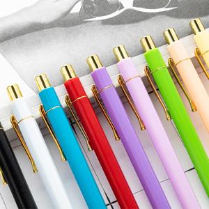 Stylos à bille en plastique doré personnalisés, durables, lot de 8, encre noire 0,7 mm, impression sérigraphique pour une écriture fluide, stylos élégants pour femmes - Product Image 2