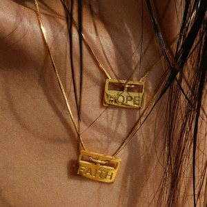 Collier minimaliste en acier inoxydable avec pendentif carré Lucky Faith en plaqué or 18 ct Chaîne serpent Collier de mots personnalisés Bijoux - Product Image 3