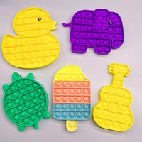 Pop zappeln Spielzeug gelbe Ente Walhai Schnecke Triceratop Gitarre Pop Push Zappeln Spielzeug Pop-up Popper Papas 0Mega unter uns