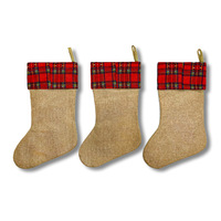 Ensemble de 3 chaussettes de Noël en toile de jute rouge à carreaux avec appliques 3D personnalisées Père Noël, renne, bonhomme de neige pour décoration de cheminée de Noël